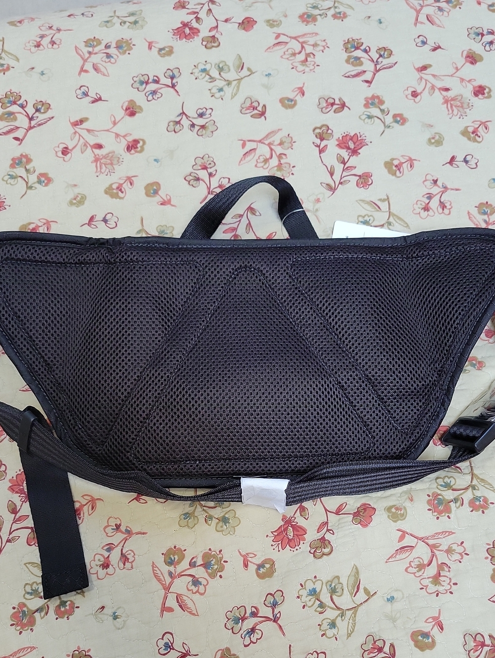 NWT- Athleta ‘Excursion’ Convertible Chest / Waist Bag- Large Version - Picture 7 of 9